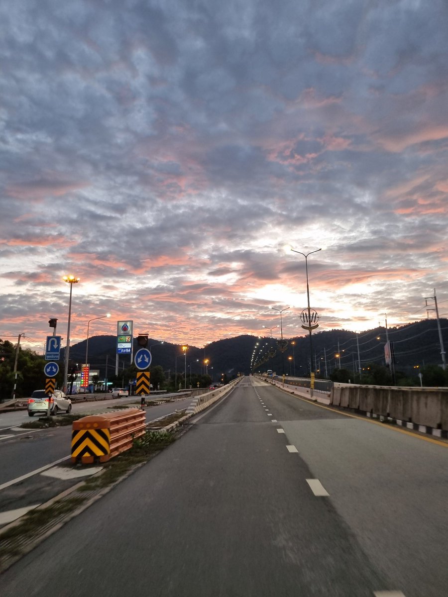 พอโตขึ้น...จะรู้ว่าการที่ใครสักคนจะมารักเราจริงๆ...ไม่ได้หากีนง่ายๆ🤍