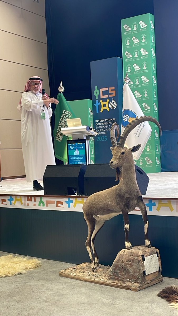 اقترحت في محاضرتي بجامعة حائل إنشاء متاحف متخصصة: للجمل والنخلة والكتابات القديمة والحرف إضافة إلى تبني الجامعة إنشاء معمل للتأريخ وقد شدني مطالبة باحث استرالي إنشاء متحف للبدو مشيرا إلى ان الدولة الوحيدة التي انشأت متحفا للبدو، هي الدولة الغاصبة الغاشمة اسرائيل قسم اثار حائل👍👏🏻