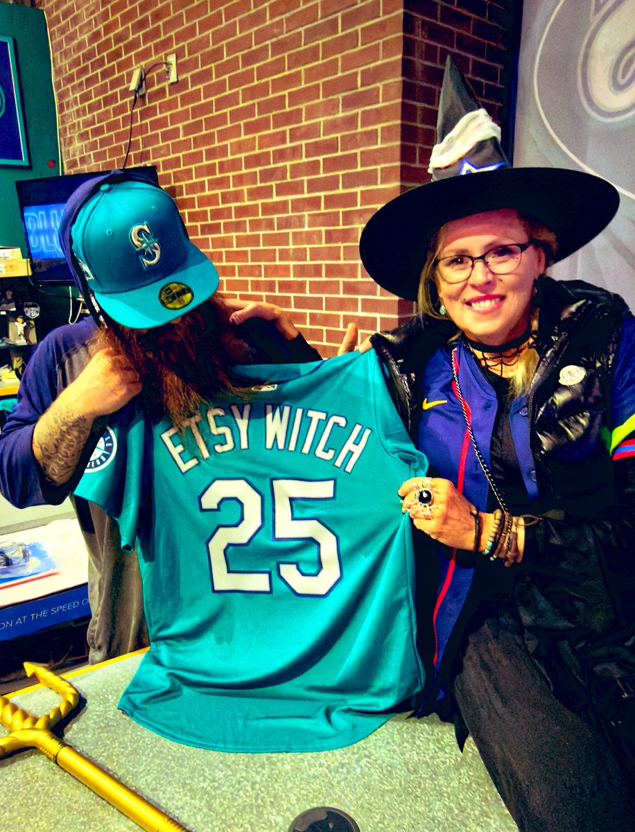 The official “ #EtsyWitch ” announced she is changing her jersey to a 2025 teal alternate jersey after tonight's loss to the Blue Jays. #Mariners #MLB #MLBPlayoffs #ALCS