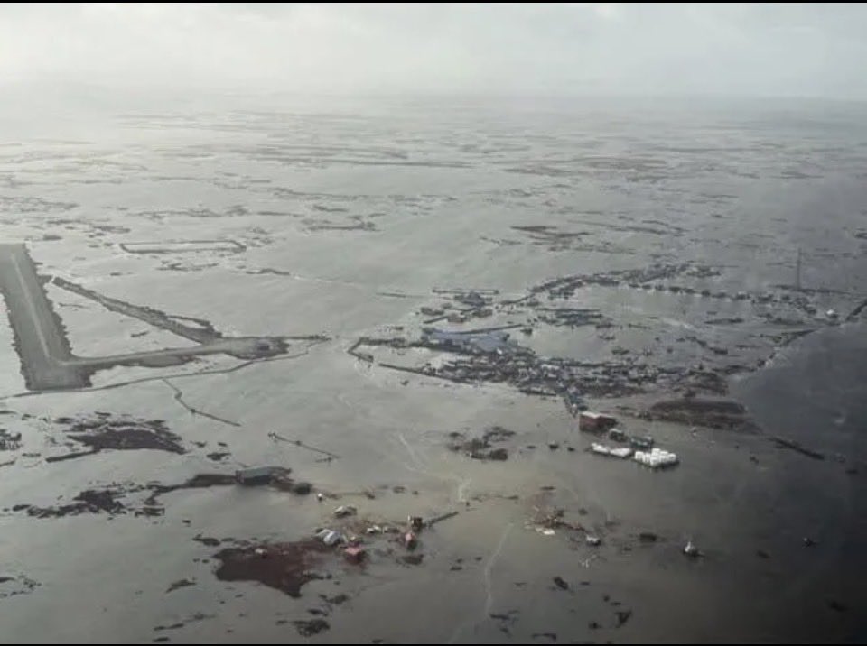 theinformant_x's tweet image. ❗️🌊🇺🇲 - Remnants of Typhoon Halong barreled through western Alaska over the October 11-12 weekend, unleashing high winds, surf, and severe coastal flooding that destroyed two villages in the Yukon-Kuskokwim Delta, swept homes off their foundations, and displaced more than 1,400…