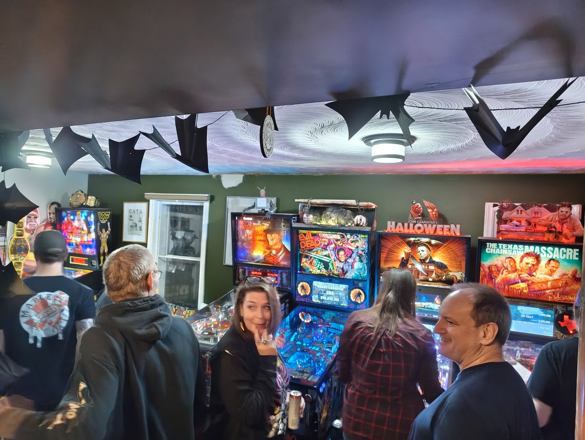 gregcube's tweet image. league night!