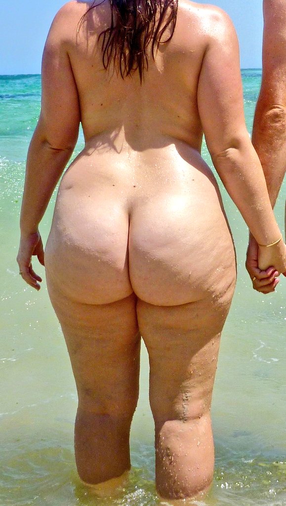 Happy Hump Day 🍑 

I have a tiny little pee pee 😁