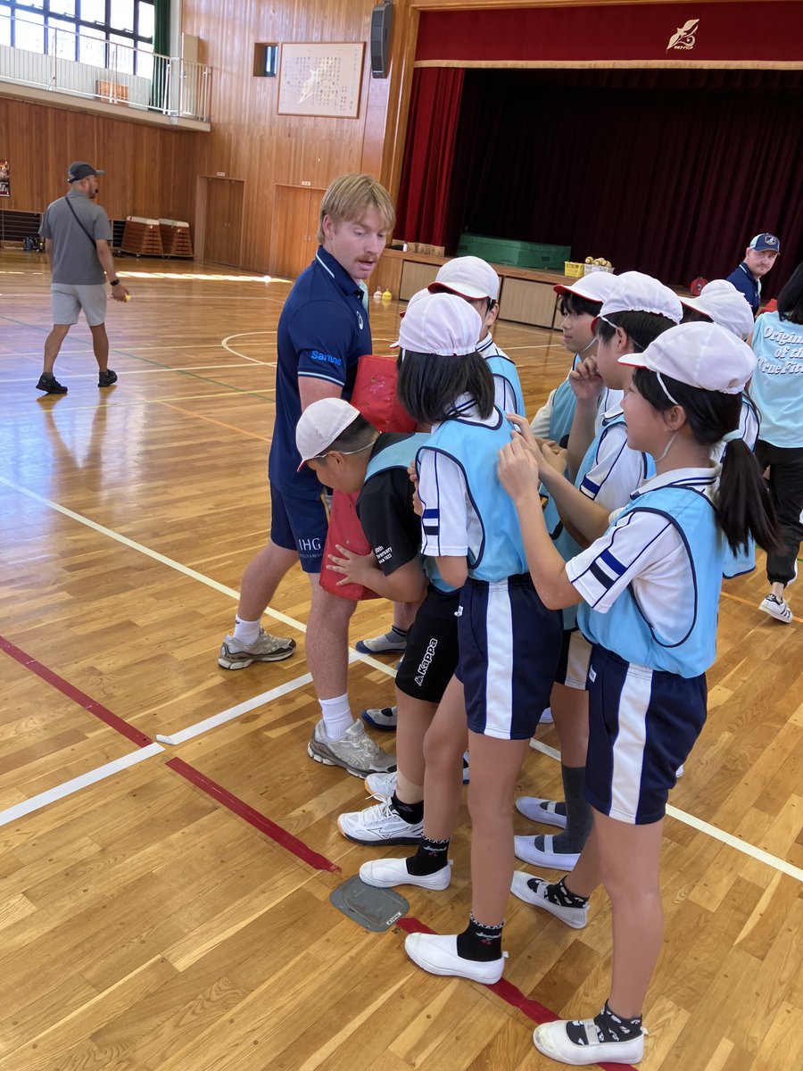 JRFURugby's tweet image. Aussie A players swapped the big stage for the schoolyard in Kobe — sharing smiles, passes, and a love for rugby with local kids 🤝🇯🇵🇦🇺
@wallabies
Grab your tickets for this weekends showdown!
🎟️ quick.pia.jp/japan-rugby_en/
#BraveBlossoms | #JapanXV