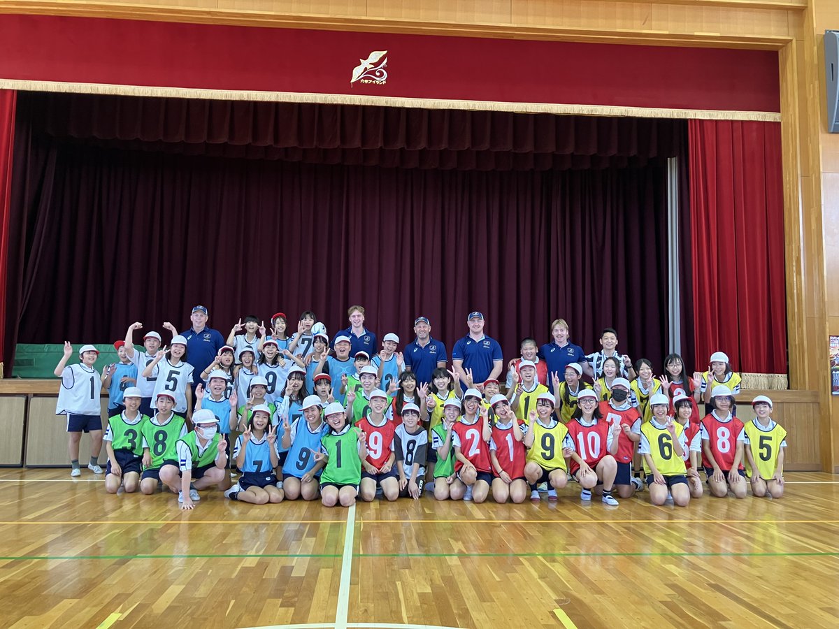 JRFURugby's tweet image. Aussie A players swapped the big stage for the schoolyard in Kobe — sharing smiles, passes, and a love for rugby with local kids 🤝🇯🇵🇦🇺
@wallabies
Grab your tickets for this weekends showdown!
🎟️ quick.pia.jp/japan-rugby_en/
#BraveBlossoms | #JapanXV