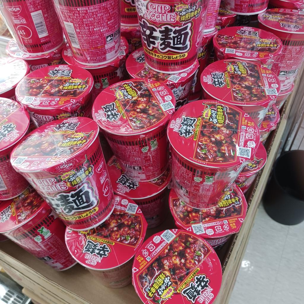 うわ 辛ラーメンか
と思ったら日清だった。