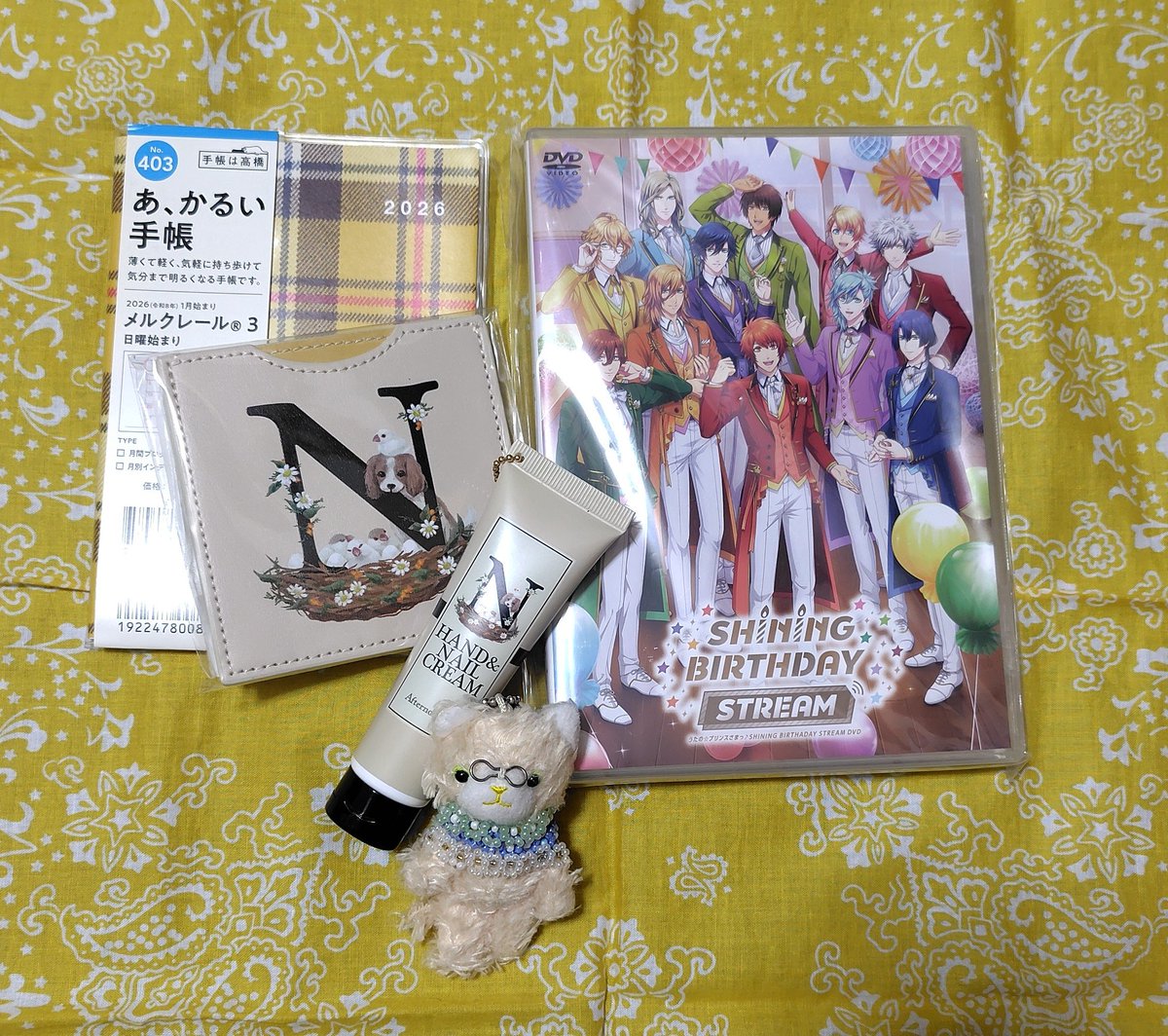 誕生日なのでシャニライのDVD開封するぞ〜と自分で買ったプレゼントたち。Nで黄色は買っちゃう。手帳は毎年高橋のチェックのやつ。色は悩んでやっぱり黄色！
Xくんに誕生日設定してないから🎈は飛んでない