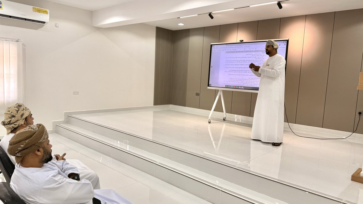 كرّمت دائرة الإشراف التربوي ممثَّلةً بـ وحدة مختبرات العلوم، مدرسة أحمد بن سعيد الخليلي للتعليم الأساسي، تقديرًا لاستضافتها اجتماع فنيي مختبرات العلوم بقطاعات مسقط ومطرح والعامرات وقريات، وذلك في إطار تعزيز الشراكة ودعم المبادرات التربوية المشتركة
#تعليمية_مسقط