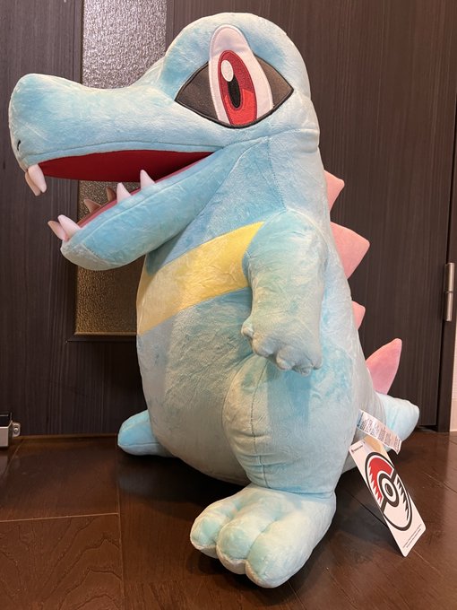 等身大ワニノコ買ってきた!可愛い〜!!
あまりにデカすぎて有料レジ袋に入らないのでクソデカ無料レジ袋に入れてくれた 