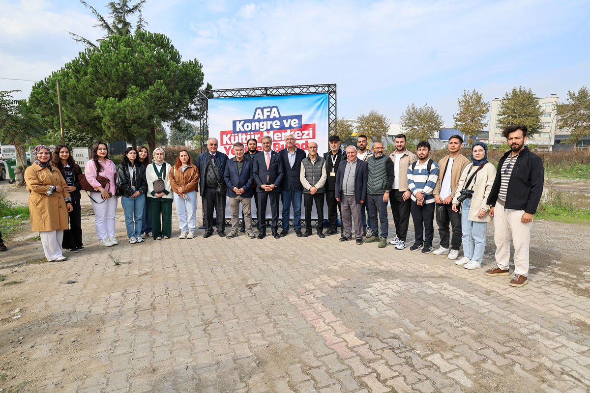 sbYusufAlemdar's tweet photo. AFA Kültür ve Kongre Merkezi’nin yeniden inşa edileceği alanda kıymetli basın mensupları ile buluştuk.

Şehrimizde geniş kültürel ve sanatsal faaliyetlerin yeniden hayat bulması için Ahmet Faik Abasıyanık (AFA) Kültür ve Kongre Merkezini, şehrin kimliğine ve estetiğine uygun bir şekilde yeniden hayata geçireceğiz. En son Çevre, Şehircilik ve İklim Değişikliği Bakanımız Sayın Murat Kurum ile yaptığımız görüşmede kültür merkezini inşa etmek konusunda mutabakata varmıştık.
1999 Depreminde hasar alan ve teknik tetkikler sonucu 2016 yılında yıkılan AFA’yı inşa etmek için ihale sürecini hızla tamamlayıp, yıl sonuna kadar inşaat çalışmalarına başlamayı hedefliyoruz.

Bu süreçte desteğini bizden esirgemeyen Cumhurbaşkanımız Sayın Recep Tayyip Erdoğan’a, Çevre, Şehircilik ve İklim Değişikliği Bakanımız Murat Kurum’a, Genel Başkan Yardımcımız Ali İhsan Yavuz’a, TBMM KEFEK Başkanımıza ve Milletvekillerimize teşekkürlerimizi ifade ediyor,

AFA’nın şehrimize hayırlı uğurlu olmasını diliyorum.