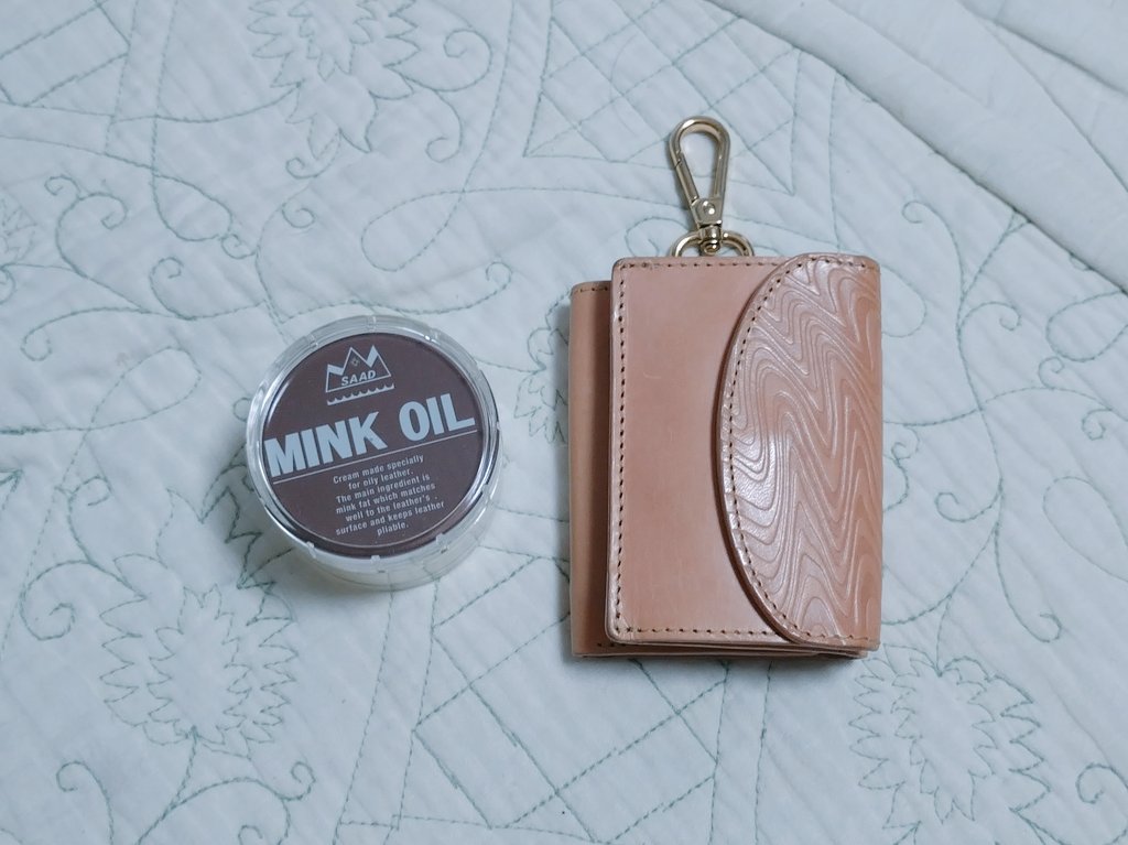 lu_nya's tweet image. 同じお財布持ってる仲間のみなさーん！
半年に一度お手入れしています
2年経ってこんな感じに育ってきたよ✨
　　　　　←現在　　2年前→
#DWS