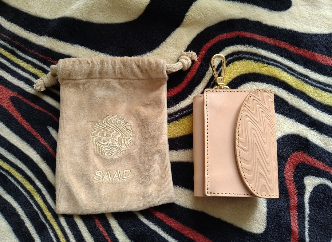 lu_nya's tweet image. 同じお財布持ってる仲間のみなさーん！
半年に一度お手入れしています
2年経ってこんな感じに育ってきたよ✨
　　　　　←現在　　2年前→
#DWS