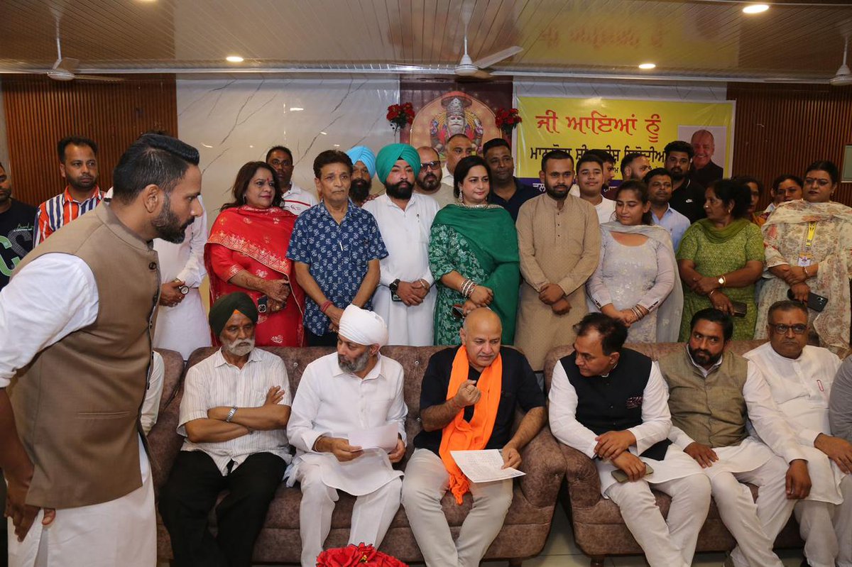 आज फगवाड़ा में देव शिल्पी भगवान विश्वकर्मा जी के 115 वर्ष पुराने प्राचीन मंदिर में ‘आप’ सांसद डॉ. राज कुमार चब्बेवाल जी, हल्का इंचार्ज हरजी मान तथा समस्त हल्का कार्यकर्ताओं समेत श्रद्धापूर्वक नतमस्तक होकर पूजा-अर्चना की।

भगवान विश्वकर्मा जी से प्रदेश और देश के हर घर में सुख,