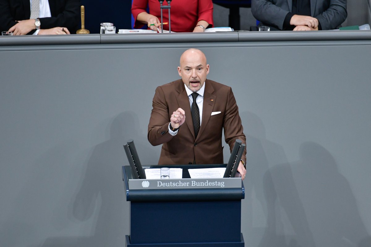 In seiner Rede richtet <a href="/csu_bt/">CSU im Bundestag</a>-Chef <a href="/Hoffmann_MdB/">Alexander Hoffmann</a>  den Blick nach Israel: "Die Wahrheit ist, dass es eben nicht Greta auf dem Segelboot war, die den Frieden gebracht hat. Es waren nicht Sanktionen, es waren nicht Einreiseverbote, sondern maximaler Druck auf die Hamas, wie wir ihn