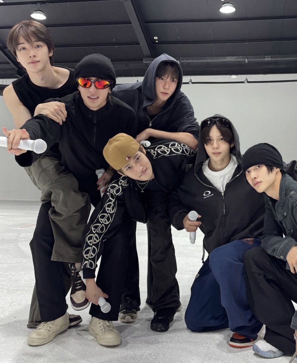 ช่วยโหวตให้เด็กตาดำๆได้รางวัลกลับหอกันค้าบ

I Vote  #RIIZE on #2025MAMAVOTE