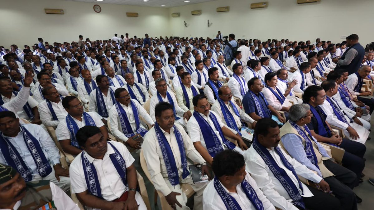 आज दिनांक 16-10-2025 को प्रदेश कार्यालय बहुजन समाज पार्टी लखनऊ में आदरणीय बहन कुमारी मायावती जी ने अतिमहत्वपूर्ण बैठक ली जिसमें 9 अक्टूबर को हुए विशाल कार्यक्रम को लेकर सभी लोगों को बधाई एवं शुभकामनाएं प्रेषित किया।
#जयभीम
