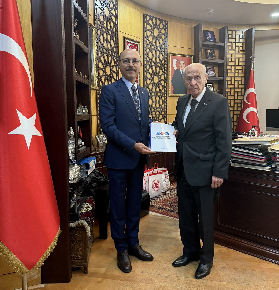 MHP Genel Başkanı Sayın Devlet Bahçeli’yi ziyaret ederek Türkmeneli’ndeki eğitim faaliyetlerimiz hakkında bilgi  arz ettim. Kerkük’lü meslektaşlarımızın ve öğrencilerimizin selamlarını Sayın Genel Başkanıma ilettim.
Sayın <a href="/dbdevletbahceli/">Devlet Bahçeli</a> de, Türkmeneli’nin Türk Dünyası’nın