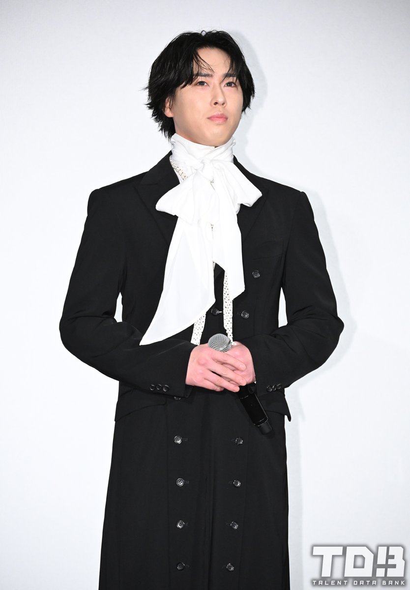 talent_databank's tweet image. Snow Man・宮舘涼太、マイクトラブルに紳士な対応を見せるも“怪異”演出だと判明して赤面<『火喰鳥を、喰う』大ヒット御礼舞台挨拶> - タレントデータバンク
▼詳細はこちら
talent-databank.co.jp/special/topics…
#宮舘涼太 #火喰鳥を喰う
@hikuidori_movie
