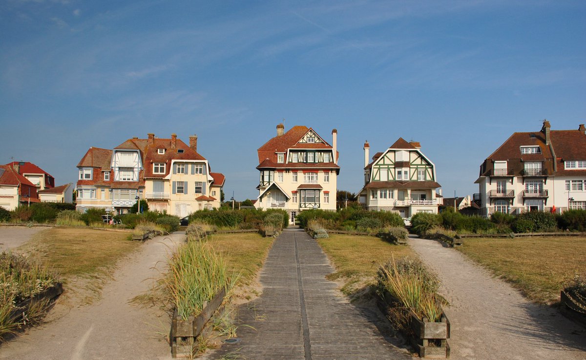 Hardelot-Plage (62) 📍
#Hardelot est une jolie station balnéaire de la #côtedopale.
Elle vous séduira avec son immense #plage de sable blanc, ses villas 1900, et son #château de style néo-Tudor... 🏰
Qui connaît ? 👋
👉letourdumondeen80ans.fr/france/hardelo…

🇫🇷
#baladeSympa #magnifiquefrance