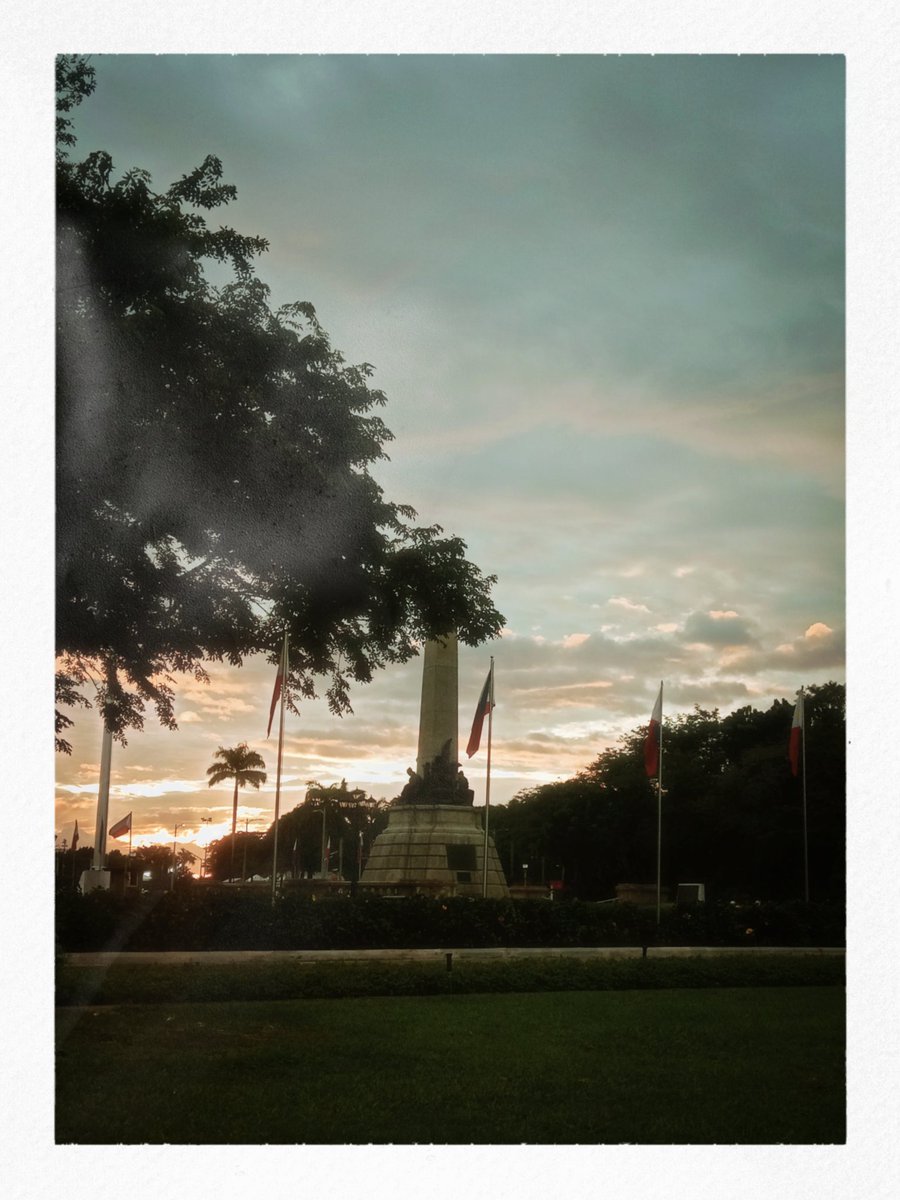 patchwork_st's tweet image. laughing at myself while drafting some section of our thesis bc atp im js debating myself

justifying this behavior by banking on the principle: that writing is thinking // garbage in garbage out

btw, pretty view 💕