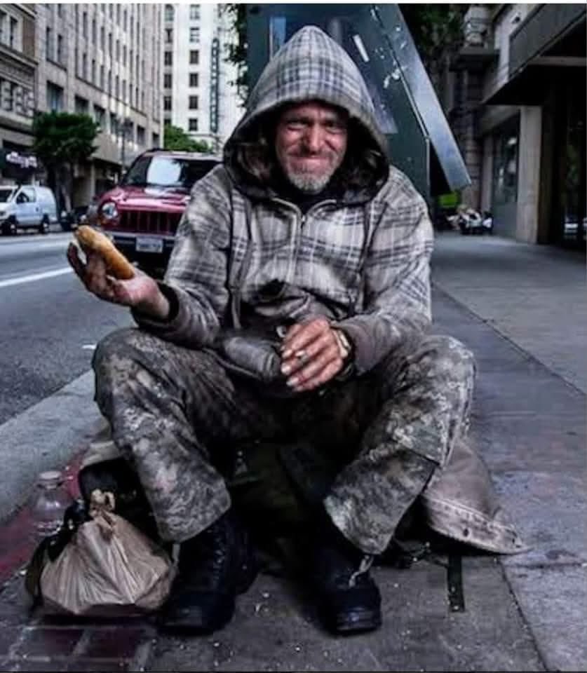 I'm blessed ...

Akşamları iş çıkışında eve doğru arabamı sürerken ana yol çıkışında hep aynı kırmızı ışıkta beklerdim. Köşede her zaman evsiz, düşkün, berduş bir adam dururdu.  .

Yeşil ışığı beklerken adamı izlerdim. Kırk yaşlarında olmalı idi. Omuzlarına düşen dalgalı uzun