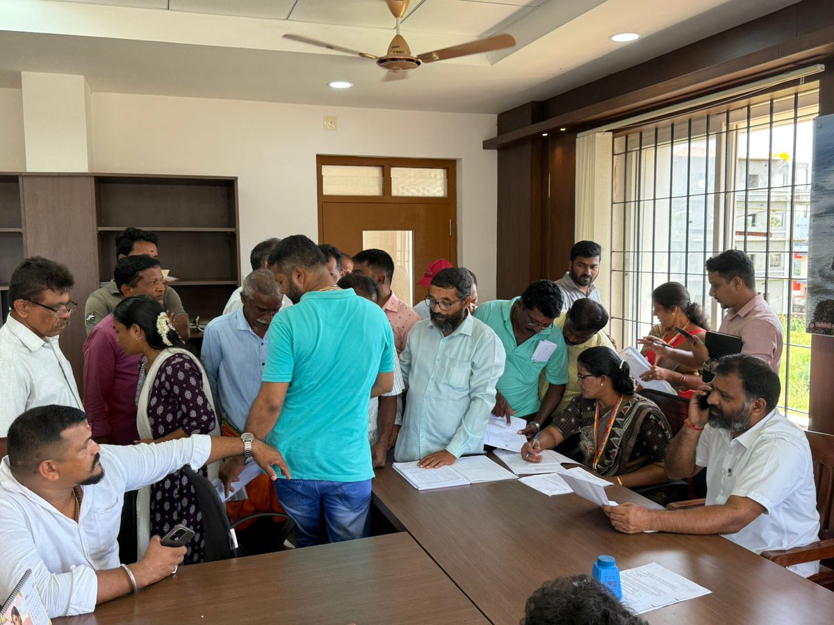 ಬೈಂದೂರು ತಾಲ್ಲೂಕು ಕಚೇರಿ ಸಭಾಂಗಣದಲ್ಲಿ ಇಂದು ವಿವಿಧ ವಿಷಯಗಳಿಗೆ ಸಂಬಂಧಿಸಿದಂತೆ ಬಾಕಿ ಇರುವ ಕಡತಗಳ ವಿಲೇವಾರಿ ಬಗ್ಗೆ ಅಧಿಕಾರಿಗಳೊಂದಿಗೆ ಸಭೆ ನಡೆಸಿ, ನ್ಯೂನ್ಯತೆಗಳಿಲ್ಲದ್ದರೂ ಬಾಕಿ ಇರಿಸಿಕೊಂಡಿರುವ ಕಡತಗಳನ್ನು ಶೀಘ್ರವಾಗಿ ವಿಲೇವಾರಿ ಮಾಡುವಂತೆ ಅಧಿಕಾರಿಗಳಿಗೆ ಸೂಚಿಸಲಾಯಿತು.

<a href="/BYRBJP/">B Y Raghavendra</a>

#BJPByndoor #SamruddhaByndoor