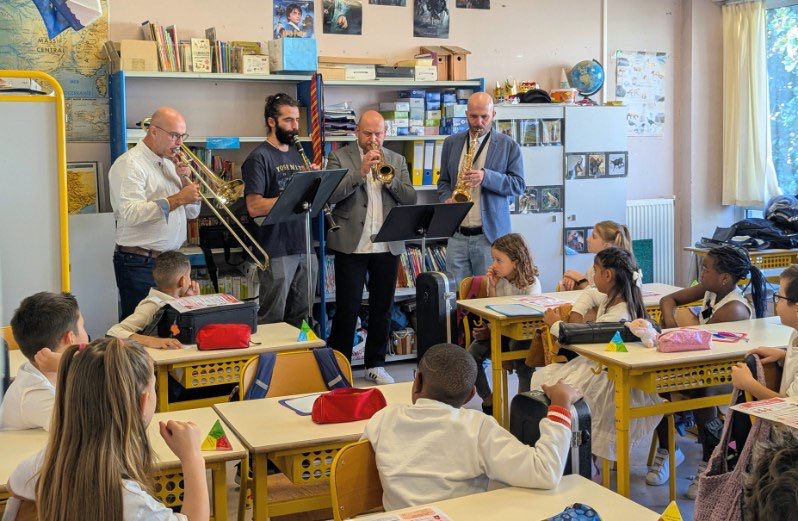 Laurent Le Mercier (@laurentlemerci4) on Twitter photo A l'école Auber <a href="/VilledeNice/">Ville de Nice</a>, les élèves de CE2 deviennent musiciens!
Aux côtés de <a href="/JLGagliolo/">Jean-Luc Gagliolo Compte personnel</a> et des partenaires du Conservatoire pour inaugurer #OrchestreàlÉcole. Quand la musique unit, motive et élève les élèves!
#Egalitédeschances #RECT A l'école Auber <a href="/VilledeNice/">Ville de Nice</a>, les élèves de CE2 deviennent musiciens!
Aux côtés de <a href="/JLGagliolo/">Jean-Luc Gagliolo Compte personnel</a> et des partenaires du Conservatoire pour inaugurer #OrchestreàlÉcole. Quand la musique unit, motive et élève les élèves!
#Egalitédeschances #RECT