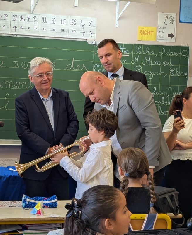 LaurentLeMerci4's tweet photo. A l'école Auber @VilledeNice, les élèves de CE2 deviennent musiciens!
Aux côtés de @JLGagliolo et des partenaires du Conservatoire pour inaugurer #OrchestreàlÉcole. Quand la musique unit, motive et élève les élèves! 
#Egalitédeschances #RECT https://t.co/75KOEWUjVP