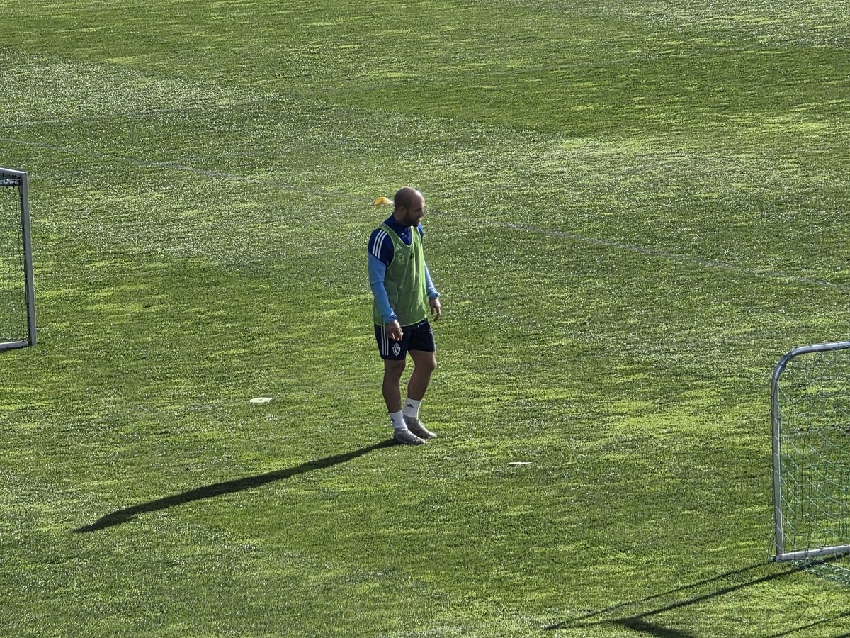 Esquerdo entrena sin problemas con el grupo. Benito hace parte del entrenamiento con el grupo.