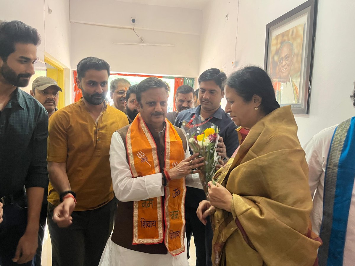 Sangeeta Sushil Tiwari (मोदी का परिवार) tweet media