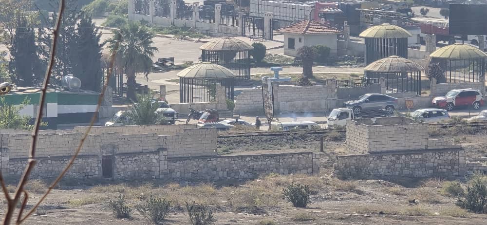 dailyrojava's tweet image. #SONDAKİKA
🛑HTŞ güçleri Halep'te Kürt mahallelerine saldırdı
Saldırı, Şîhan Kavşağı'nda gerçekleşti. Saldırıda, İç Güvenlik Güçleri'nin iki üyesi yaralandı.