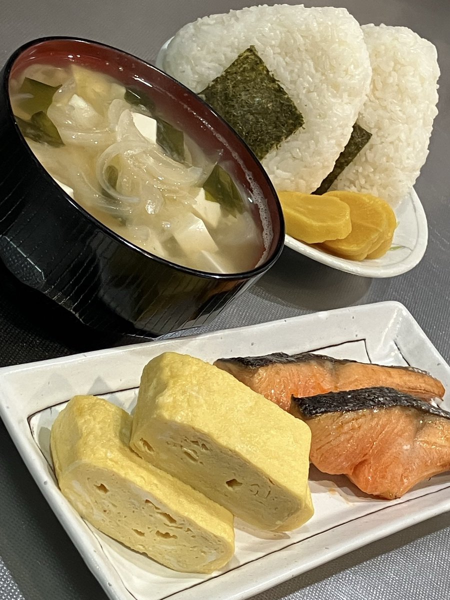 sense_kabu's tweet image. 今日は卵焼き&amp;amp;焼き鮭のおにぎり定食を食べました。おいしかったです。