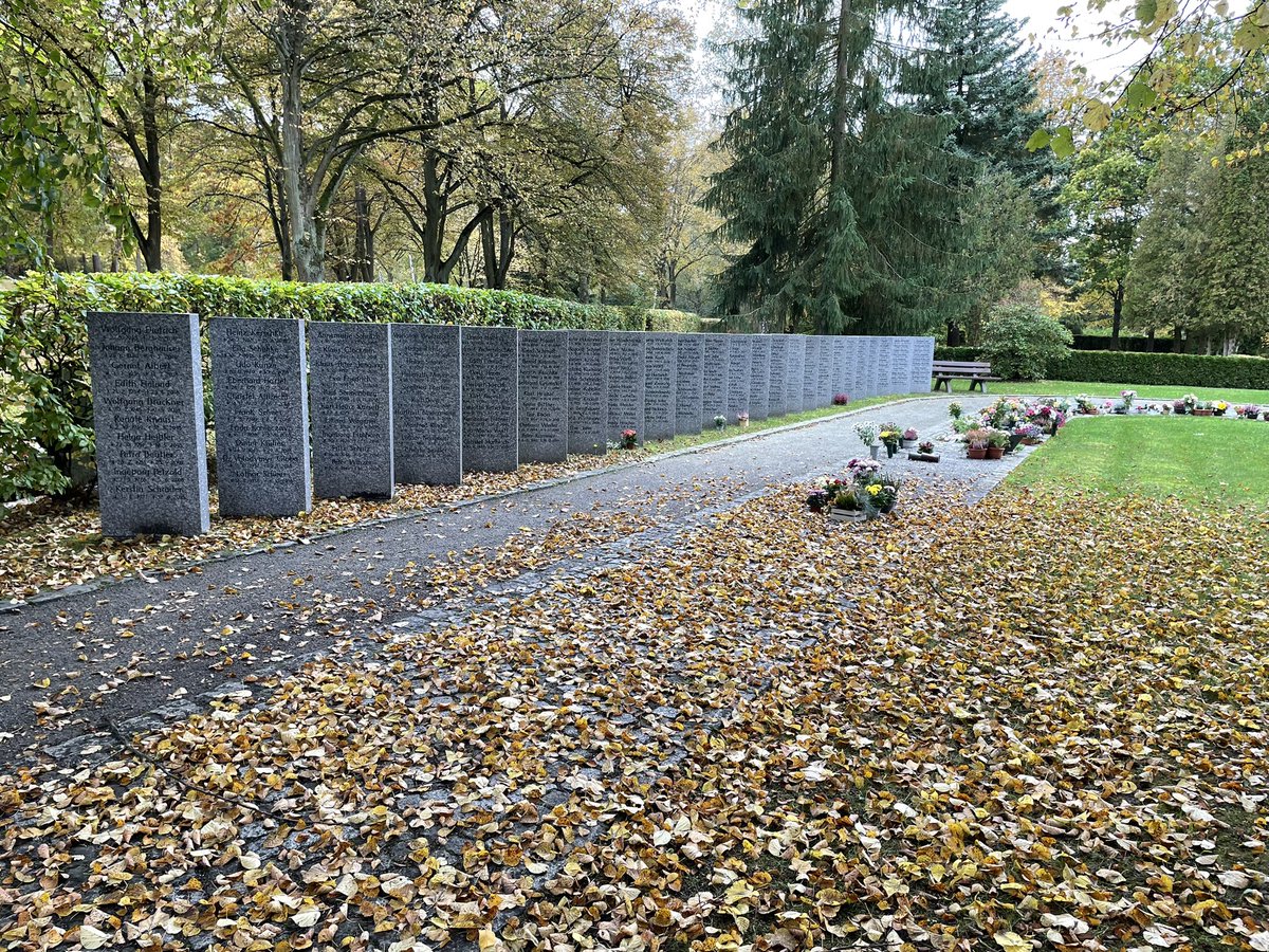 Im Umfeld dieses Friedhofs gibt es jede Menge Plattenbauten … warum muss ich da jetzt dran denken …