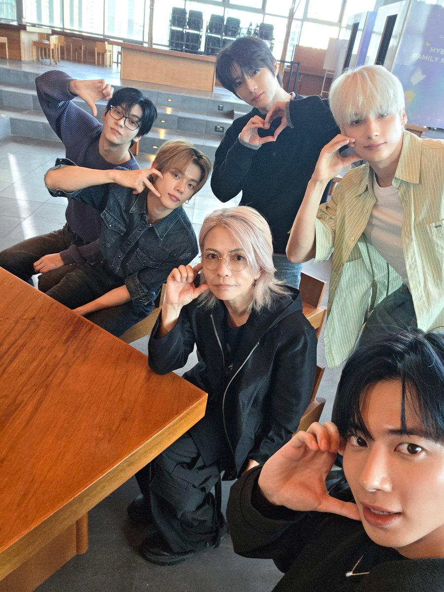 素敵な楽曲を提供していただき、直接お会いできて光栄です！<a href="/HydeOfficial_/">Hyde</a>

配信開始まであと4日！

楽しみにしていてくださいね🎶

#TOMORROW_X_TOGETHER #TXT #HYDE
#TXT_Starkissed #Starkissed #SSS #SendingSecretSignals