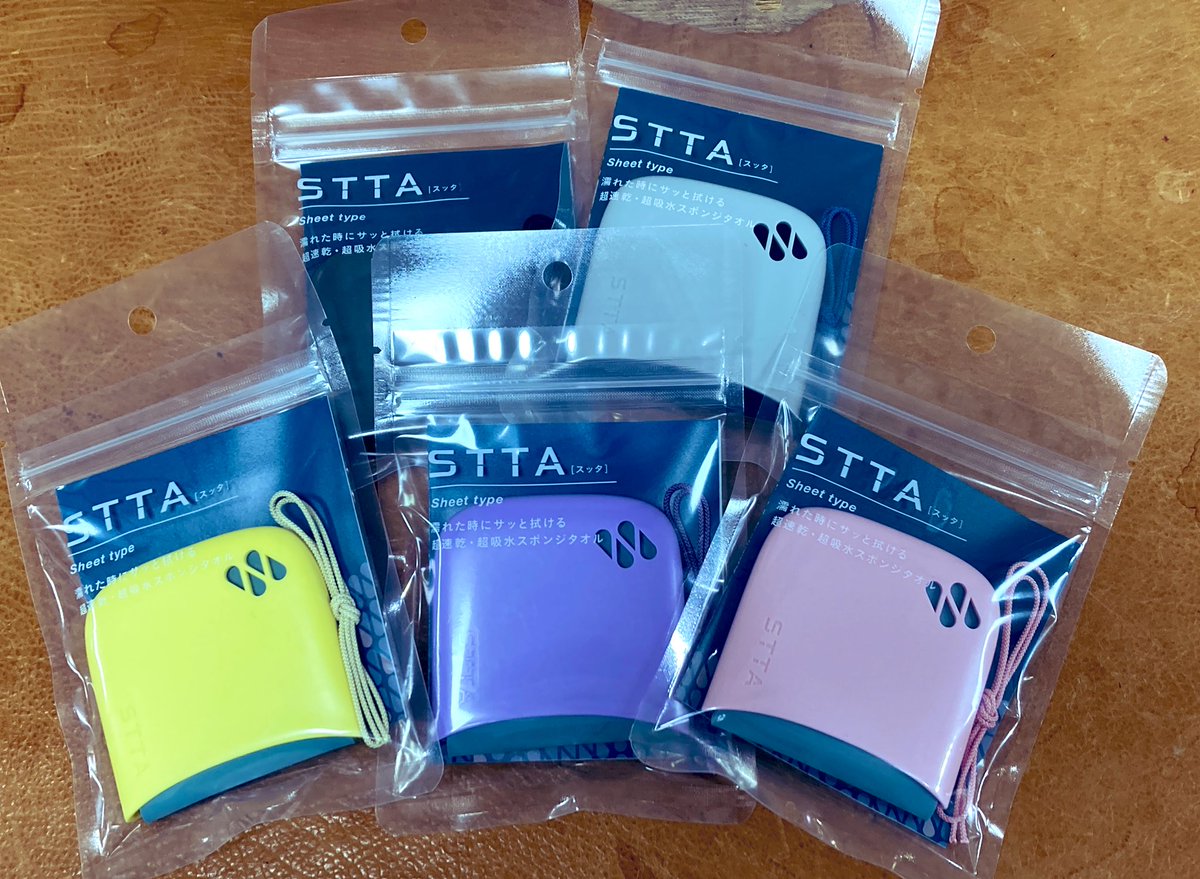 yokohama_hands's tweet image. 突然の☔️で靴やバックやお洋服が濡れてしまった経験ありますよね？
そんな時に便利な
吸水力抜群のコンパクトシートで💧サッと拭けるSTTA✨
専用ケース入りで持ち運びに便利
🎁にもおすすめ！

6階傘コーナー
#ハンズ横浜
#STTA  #雨　#ストレス軽減