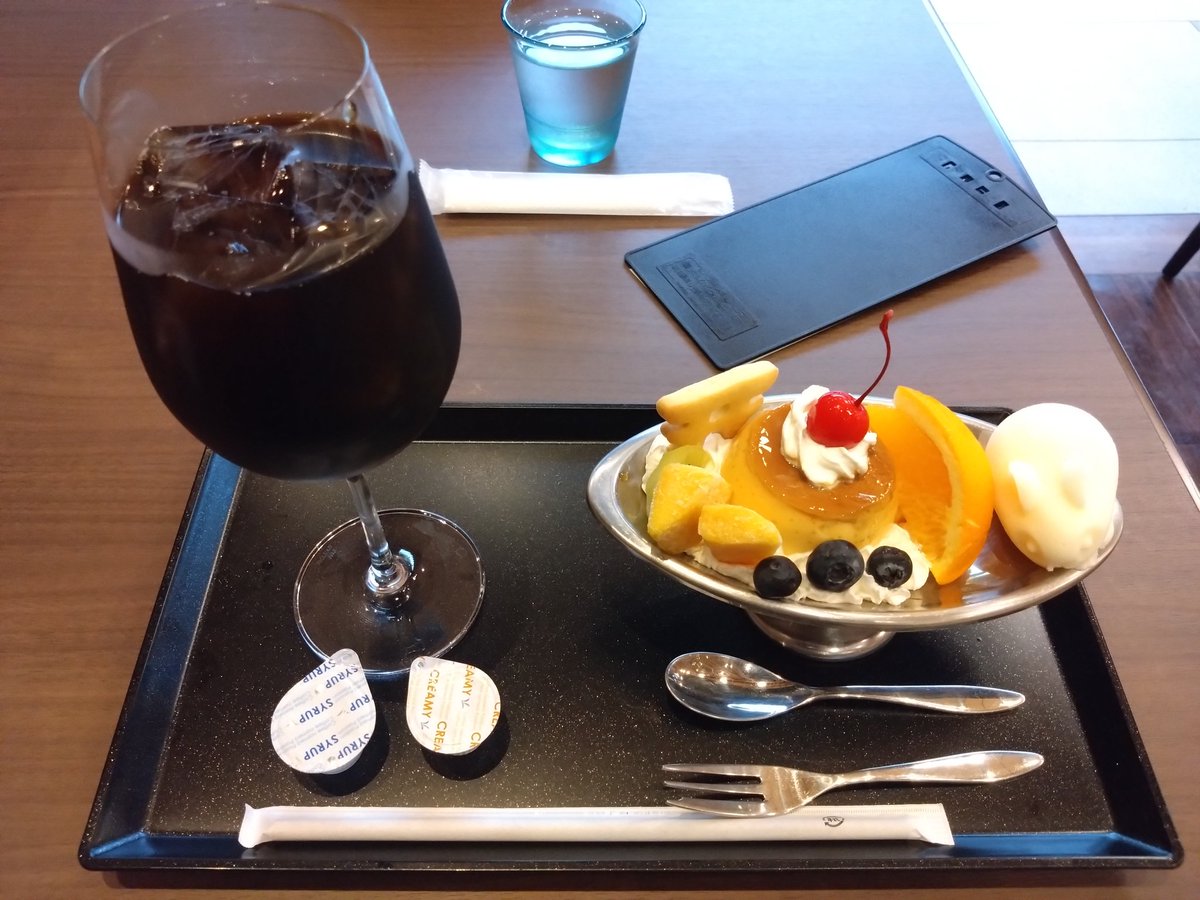 弥彦グルメ3ホテル併設のカフェでノーマルプリンはお持ち帰りだけなので、1日限定10食のプリンアラモード色々美味い。人生で初めてプリンアラモード注文したった