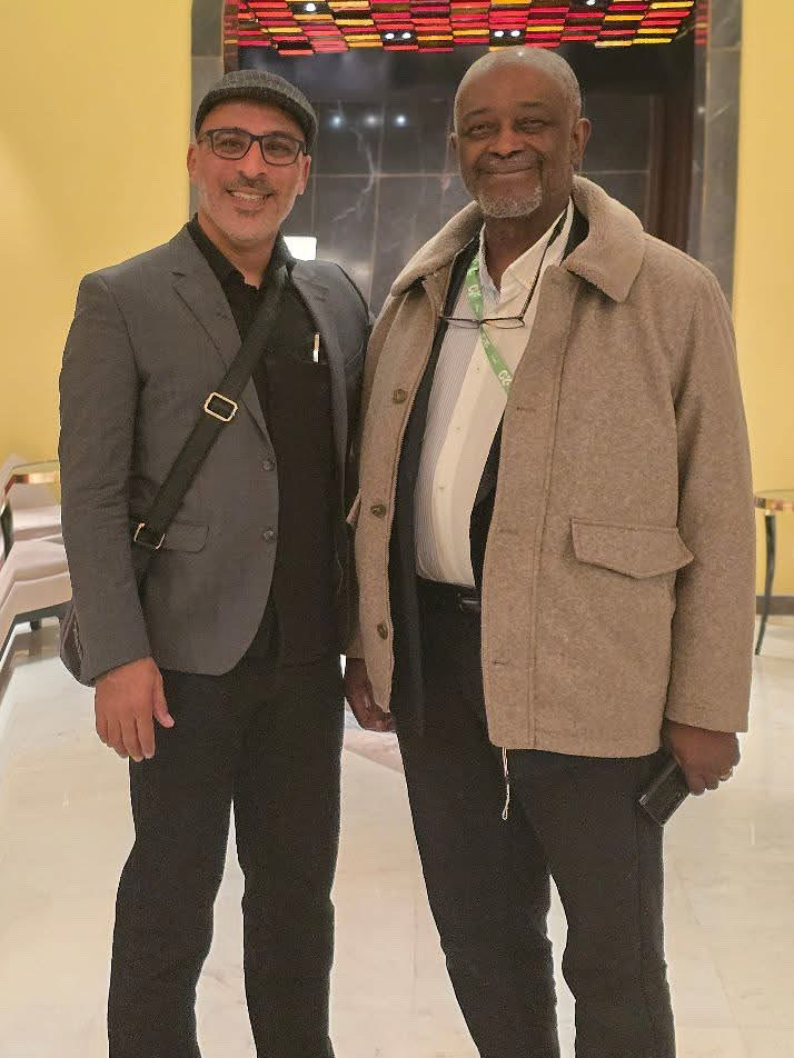 هذا الصباح مع رولو لومومبا، نجل الزعيم الإفريقي الشهيد باتريس لومومبا - أحد أهم رموز الثورة والتحرير في تاريخ القارة السمراء.

ذوّب البلجيك الغزاة جسده الطاهر في المحلول الحامضي، ولم يتبقى منه غير سن واحدة، استرجعها الابن والعائلة قبل 3 سنوات فقط، بعد مطالبات حثيثة لعقود من