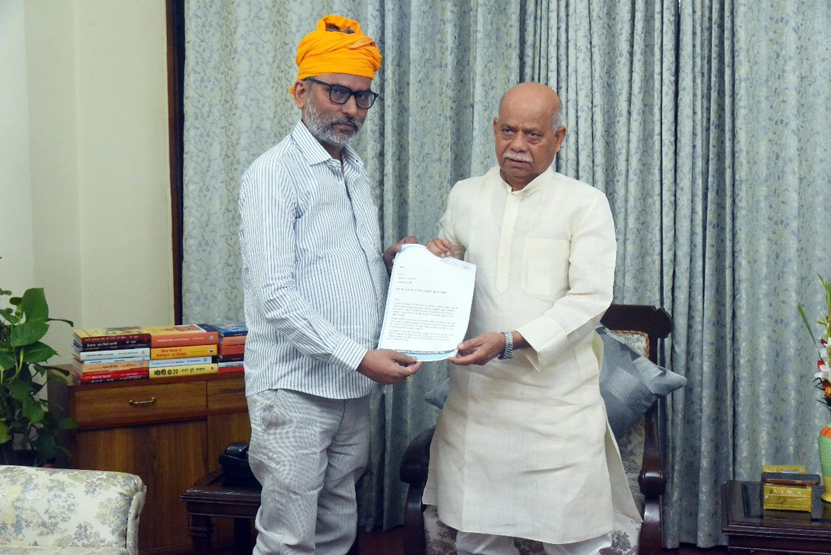 यमुना भिक्षु रविशंकर तिवारी ने हिमाचल प्रदेश के राज्यपाल माननीय शिव प्रताप शुक्ल जी से भेंट कर यमुनोत्सव-2025 के लिए सादर आमंत्रण दिया।
राज्यपाल महोदय ने इस पहल की सराहना की और कार्यक्रम में आने का आश्वासन दिया. #SaveYamuna 

<a href="/ShivPShukla_Gov/">Shiv Pratap Shukla</a> @RajBhavanHP