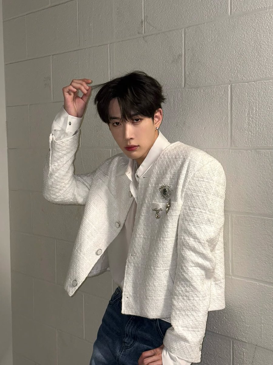 jongwoo central 🌙 tweet media