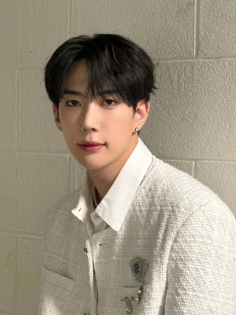 jongwoo central 🌙 tweet media