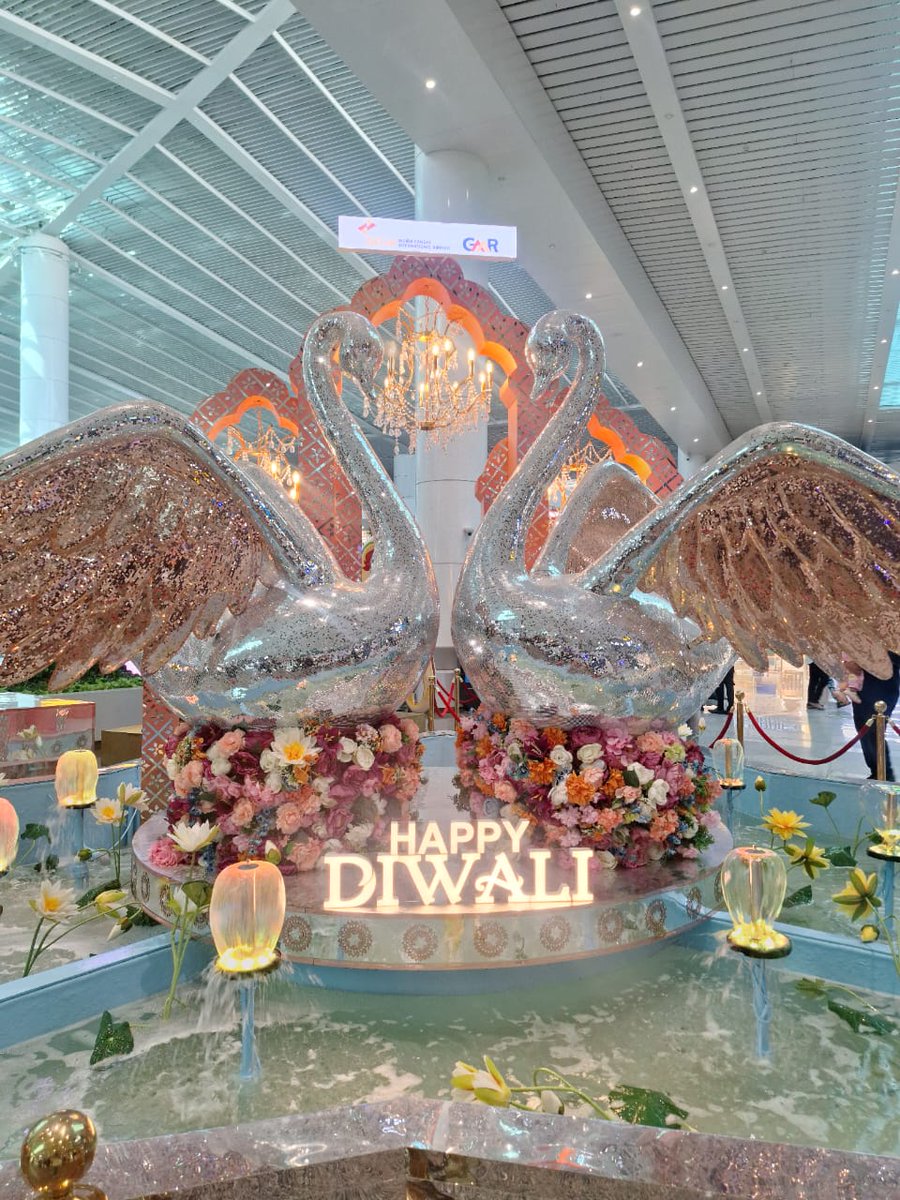 mariaagold's tweet image. The festive glow is here! ✨
Our terminals are all decked up to welcome you with the warmth and sparkle of Diwali. 💫
#Terminal1 #DelhiAirport #DiwaliAtDEL #FestiveFeels