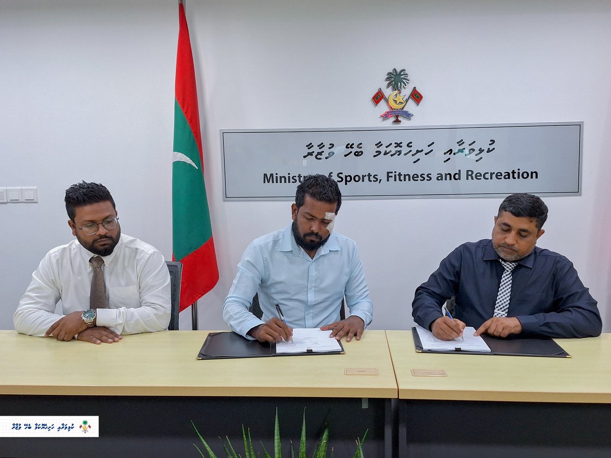 MoYSF_mv's tweet photo. ލ. މައިބާދޫ، ކ. ގުރައިދޫ، އަދި ޅ. ކުރެނދޫ ފިޓްނަސް އެންޑް ރެކްރިއޭޝަން ސެންޓަރ ތަރައްޤީކުރުމުގެ އެއްބަސްވުމުގައި ފެނަކައާއެކު މިއަދު ވަނީ ސޮއިކޮށްފައި.
މި އެއްބަސްވުމުގައި ކުޅިވަރާއި ހަށިހެޔޮކަމާ ބެހޭ ވުޒާރާގެ ފަރާތުން ސޮއިކުރެއްވީ  ޑެޕިއުޓީ މިނިސްޓަރ ޙުސައިން ނިޙާދު އާއި އިބްރާހިމް ރަމީޒް. އަދި އެމްޓީސީސީގެ ފަރާތުން ސޮއިކުރެއްވީ  އެ ކުންފުނީގެ ޑެޕިއުޓީ މެނޭޖިންގ ޑިރެކްޓަރ މުޙައްމަދު އާރިފް.