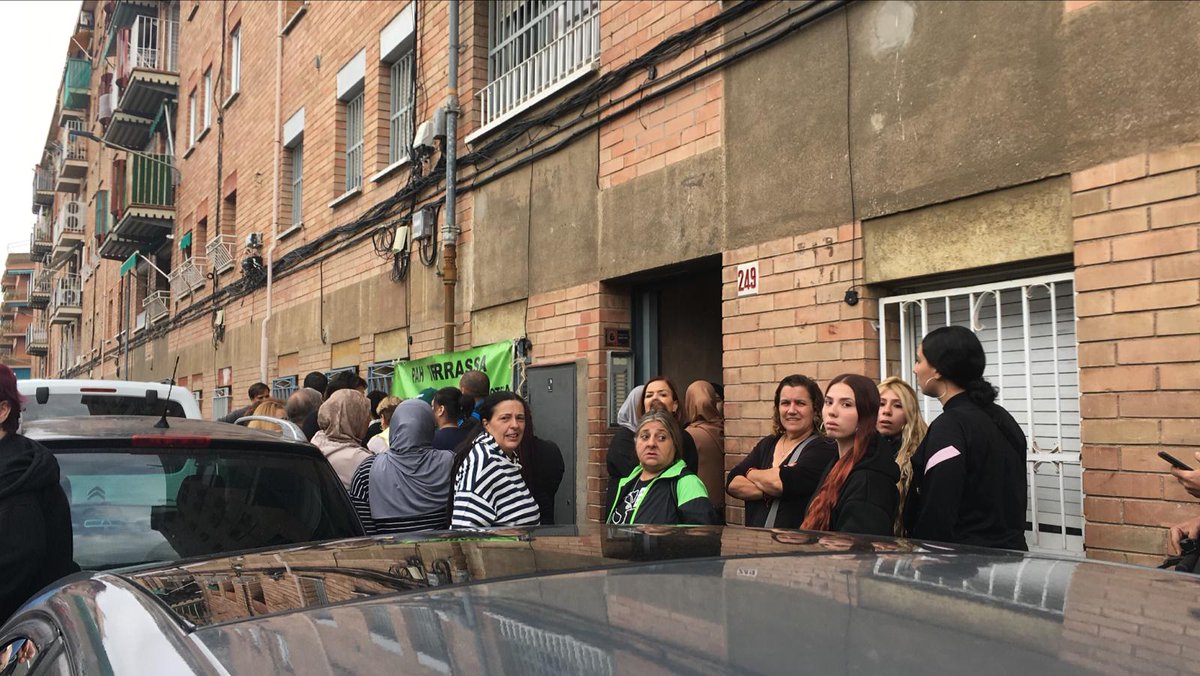 ✊🏽🏠👬👫 Desnonament aturat sense data! 💥💪 La lluita i la solidaritat són la nostra millor arma! 🤩 Gràcies a les veïnes solidàries, a col•lectius com "Somos Barrio" i a l'escola Pau Vila i Dinarès -on van els 3 menors- per defensar la Sane i el dret a l'habitatge a #Terrassa!