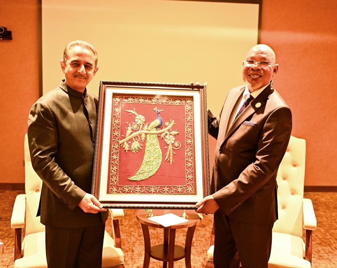 airnewsalerts's tweet image. Minister of State for External Affairs, Kirti Vardhan Singh @KVSinghMPGonda, meets Odongo Jeje Abubakhar, Minister of Foreign Affairs of the Republic of Uganda.
They hold productive discussions on strengthening and expanding partnerships across trade, defence, development…