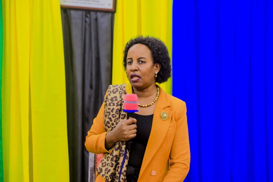 “Mhe. Rais anafanya kazi kubwa sana ya kuleta maendeleo katika nchi yetu hivyo niwapongeze kwa hatua nzuri ya kumsemea Mama kazi anayoifanya katika Mkoa wetu na kuona wajibu ambao tunaendelea kuufanya katika Mkoa”. RC Senyamule kwenye kikao na Wanawake waMkoa wa Dodoma.