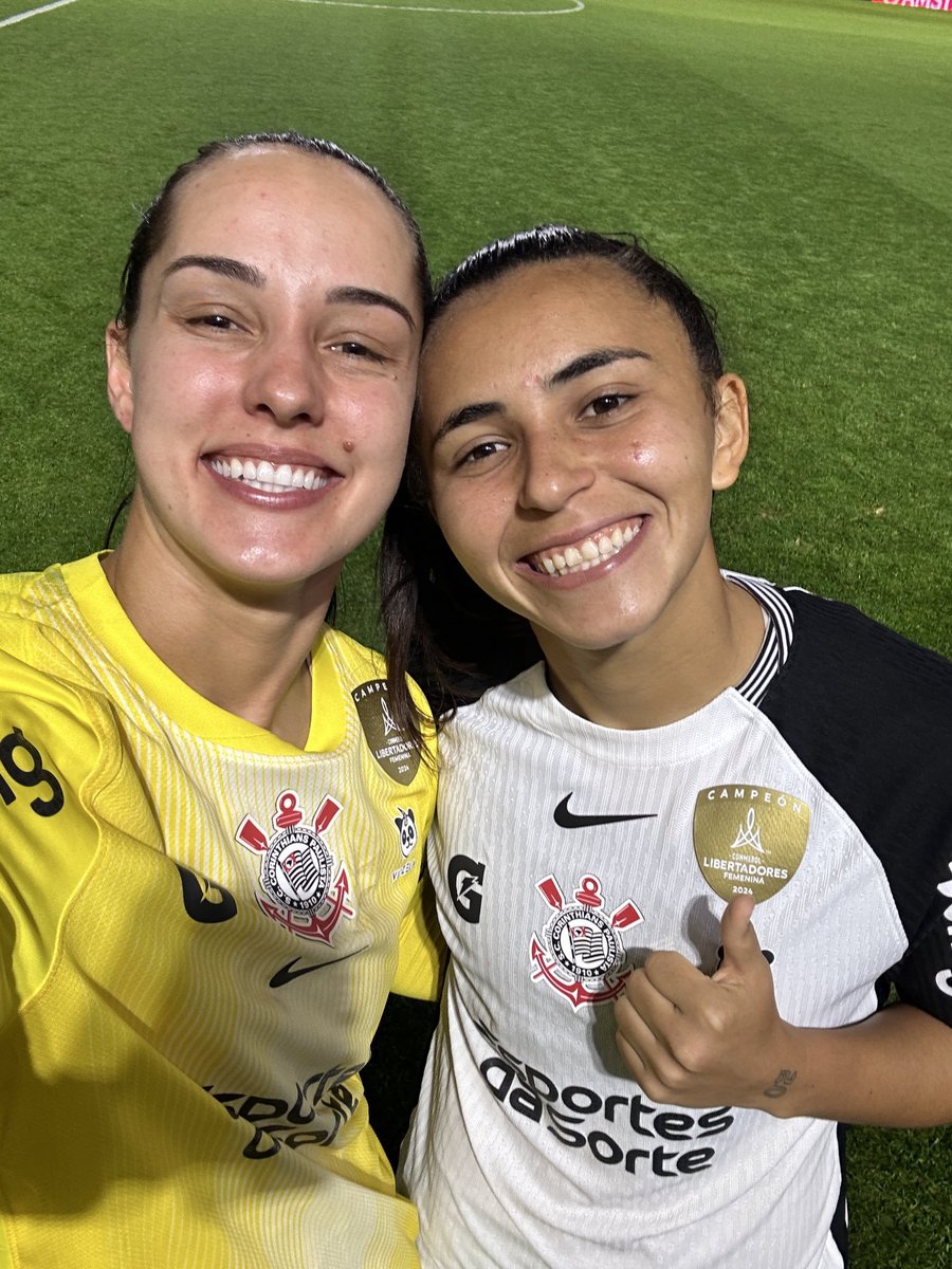 vini_developer2's tweet image. Bom dia

Três corinthianos se olhando e sorrindo com a classificação pra final 😁