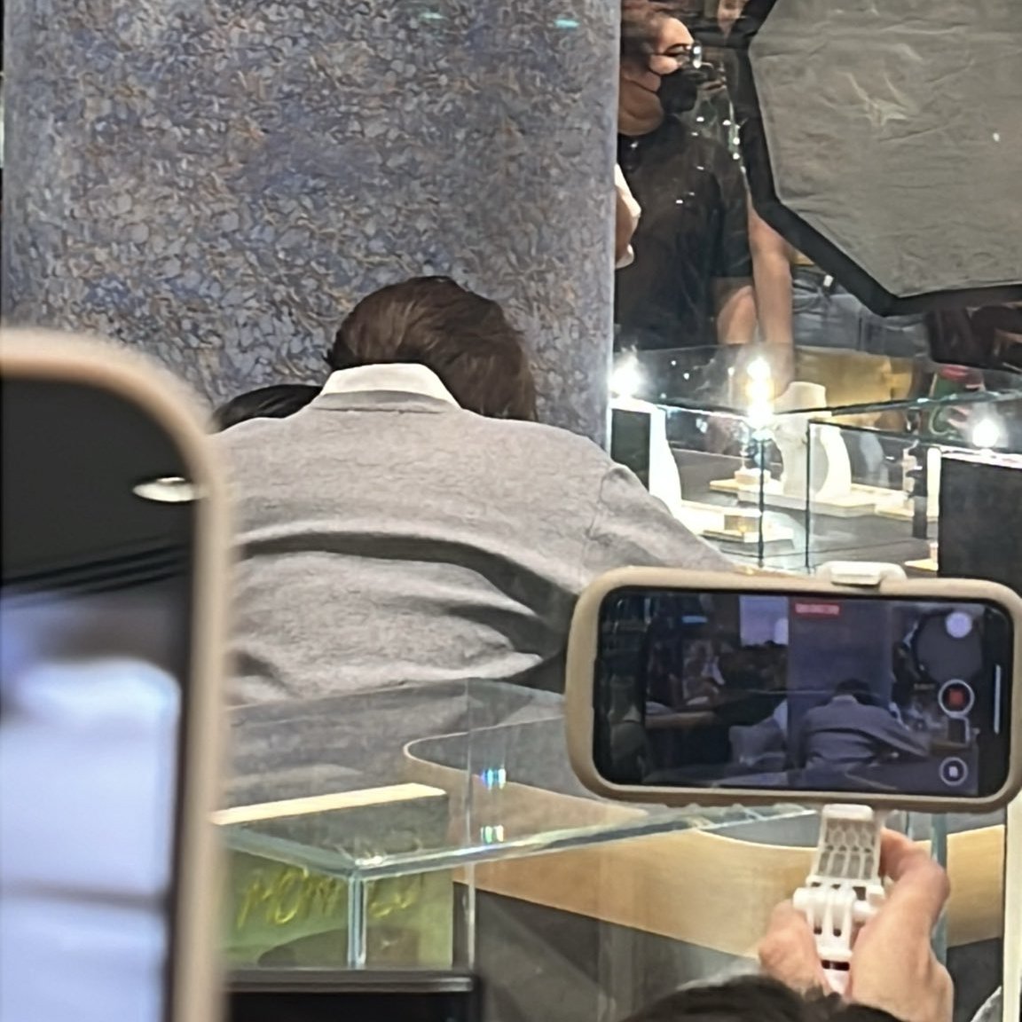 ashkiri_'s tweet photo. 🚨 URGENT: 
Thai actor and singer Phuwin Tangsakyuen caught kissing and sitting and on Thai actor and https://t.co/0C2rBpkxyF member Pond Naravit's lap https://t.co/dIH7ELOc0E