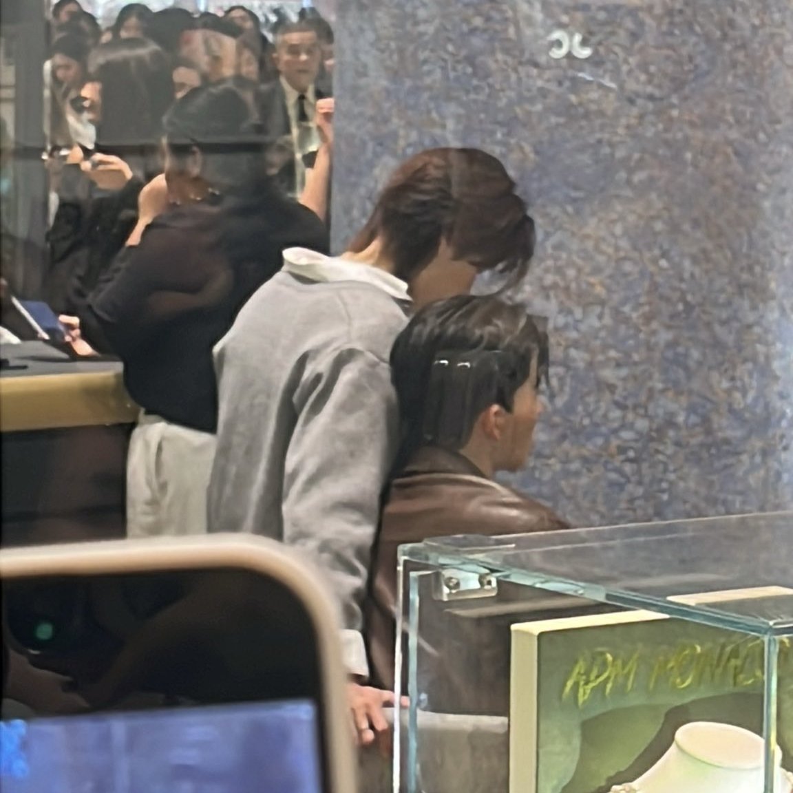 🚨 URGENT: 
Thai actor and singer Phuwin Tangsakyuen caught kissing and sitting and on Thai actor and Jasp.er member Pond Naravit's lap