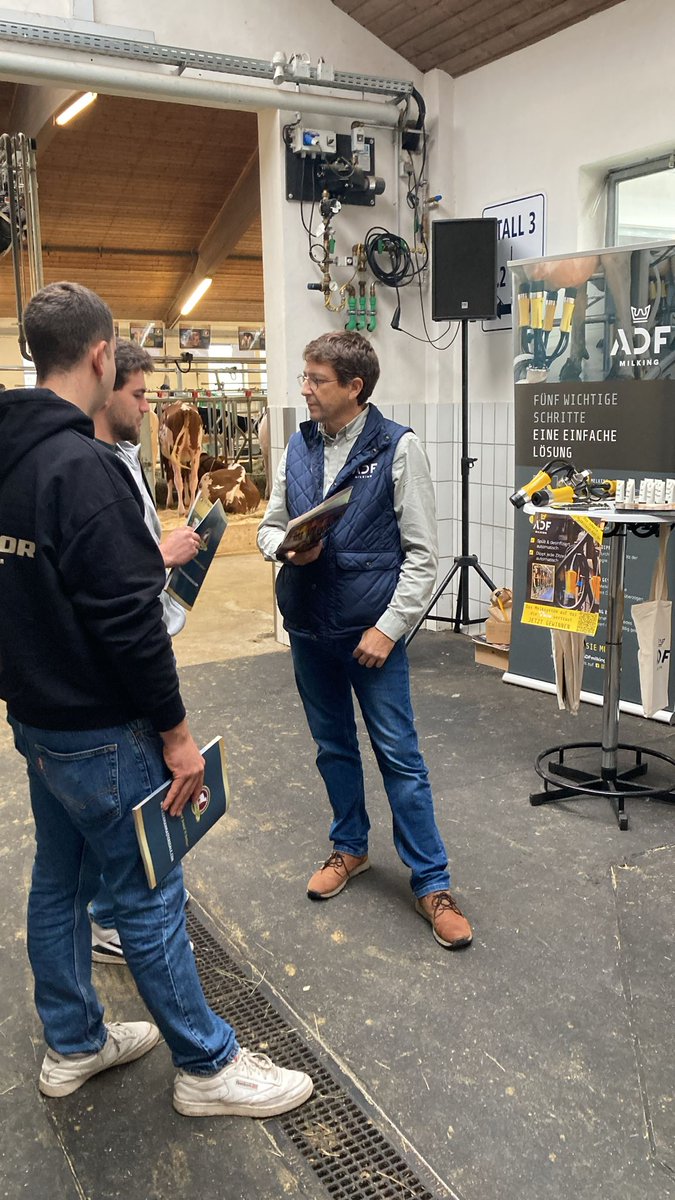 🚀 Melken 2.0 beim German Master Sale!
Am 17.10. in Fließem zeigt ADF Milking, wie das ADF-System automatisch Dippt &amp; Zwischendesinfiziert. ow.ly/zvUQ50XchjC

🐄 Ruhigere Kühe → besseres Tierwohl
⏱️ Mehr Zeit → weniger Handarbeit
🥛 Saubere Milch → höhere Qualität