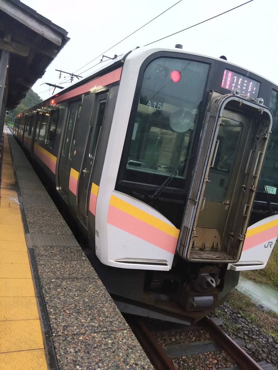 新潟から弥彦に向う道中おじいちゃん二人旅のお話がこの廃線乗ったなあとか面白かった。弥彦から帰りの電車では弥彦競輪で負けたおじいちゃん方が鬼ころし片手に楽しそうで面白かった。