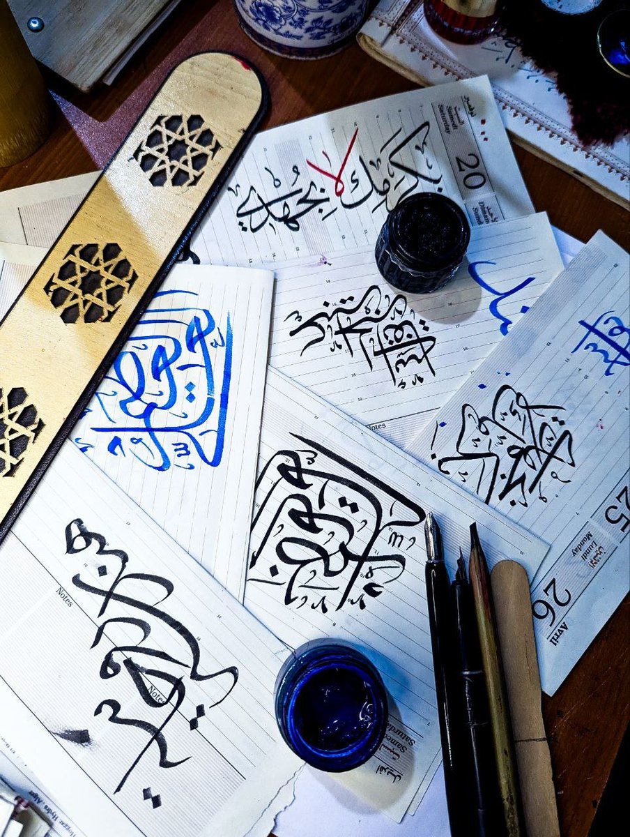 Mustafertane's tweet image. 🎨 رحلة بين الحبر والخط ✍️
كل كتابة من هذه ليست مجرد كلمات مكتوبة، بل تجربة صبر وتوازن بين اليد والعين والروح.
الخط العربي ليس فناً بصرياً فقط، بل هو حوار بين الانضباط والجمال، بين الحرف والنَفَس.
@DesMeet 
#ArabicCalligraphy #Art #Design #Typography  #Handmade #خط_عربي #فن